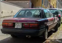 Rückansicht: Toyota Camry aus den 80ern, fotografiert in Juli 2020.