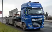 Spedition Kuhnert mit einem Sattelzug mit DAF XF 480 Zugmaschine mit Auflieger für Betonfertigteile für den Hausbau am 16.12.20 Schönefeld b. Berlin. 
