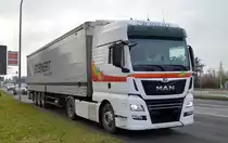 Die Fa. STEINERT TRANSPORT GMBH mit einem Sattelzug mit MAN TGX 18.500 Zugmaschine am 16.12.20 Schönefeld bei Berlin.