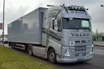 Fuhrunternehmen Udo Prautsch mit Sattelzug und sehr gefälliger VOLVO FH 500 Zugmaschine am 16.12.20 Schönefeld b Berlin.