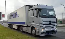 Sattelzug mit moderner MB ACTROS Zugmaschine und Auflieger mit der Aufschrift HENSCHEL am 16.12.20 Schönefeld b. Berlin.