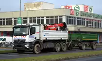 Auto- & Baumaschinenvermietung Besch, Besch & Besch GbR mit einem MB AROCS 2643 Kipper (Selbstlader) + Hänger am 16.12.20 Schönefeld b. Berlin.