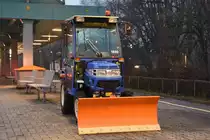 Dieser Kleintraktor ISEKI TM 32 der Fa. Attensam steht am Bahnhof Bregenz (Vorarlberg) zur Schneeräumung bereit. Was noch fehlt, ist der Schnee (16.12.2020).