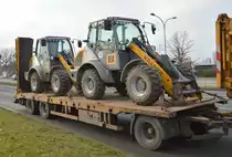 Die Fa. BERGER BAU SE aus Berlin mit Hänger beladen mit zwei firmeneigenen Radladern vom Hersteller Kramer Typ? am 16.12.20 Schönefeld bei Berlin.