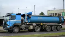 HDS Transporte GmbH aus Schönefeld mit einem Sattelkipper mit VOLVO FMX 460 Zugmaschine am 16.12.20 Schönefeld b Berlin.