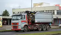 K. Kroll & Sohn Entsorgungsfachbetrieb e.K mit einem gewaltigen VOLVO FH16 Abrollkipper (Selbstlader) am 16.12.20 Schönefeld b. Berlin.
