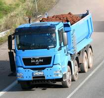 MAN TGS 35.480 beim Abtransport von Erdaushub
