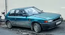 Mazda 323, fotografiert in Februar 2020.