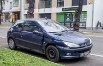 Peugeot 206 MIt Karosserischaden, fotografiert in November 2020.