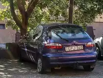 Daewoo Lanos Rückansicht, fotografiert in Juli 2020.