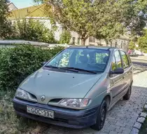 Renault Mégane Scenic vom Anfang des Produktionszeitraum, fotografiert in Juli 2020.