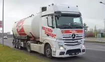 Walter Schmidt Logistik GmbH mit einem Siloauflieger mit MB ACTROS 1848 Zugmaschine am 16.12.20 Schönefeld b. Berlin.