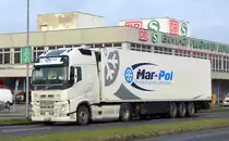 Polnische internationale Transport Fa. MAR-POL mit Kühlthermoauflieger mit VOLVO FH 500 Zugmaschine am 16.12.20 Schönefeld b Berlin.