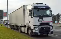 Die polnische Spedition PHU DUDI RAFAŁ DUDKOWSKI mit SATTELAUFLIEGER RENAULT SERIE T am 16.12.20 Schönefeld b. Berlin.