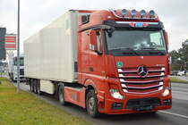 Slowenischer Sattelzug der Sped. Avtoprevozništvo Marjan Bergant s.p. mit MB ACTROS 1951 Zugmaschine mit Kühlthermoauflieger am 16.12.20 Schönefeld b. Berlin.