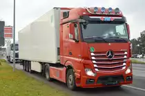 Slowenischer Sattelzug der Sped. Avtoprevozništvo Marjan Bergant s.p. mit MB ACTROS 1951 Zugmaschine mit Kühlthermoauflieger am 16.12.20 Schönefeld b. Berlin.