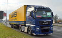 Die DACHSER Group SE & Co. KG mit einem Sattelzug mit MAN TGX 18.510 Zugmaschine der BSL Logistic GmbH aus Berlin am 16.12.20 Schönefeld b. Berlin.