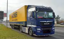 Die DACHSER Group SE & Co. KG mit einem Sattelzug mit MAN TGX 18.510 Zugmaschine der BSL Logistic GmbH aus Berlin am 16.12.20 Schönefeld b. Berlin.