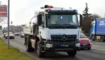 Die Fa. 3BI - Berlin - Brandenburgische Bau GmbH mit einem MB AROCS Baukipper (Selbstlader) am 16.12.20 Schönefeld b. Berlin.