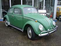 Dieser 1965´er Käfer im Farbton samtgrün steht vor dem Showroom Klassikerhändlers. Essen-Kettwig am 12.12.2020.