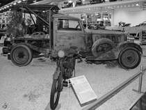 Eine Sun Vitesse von ca. 1920 dahinter die Maybach  Säge . Die mobile Säge entstand in den äußerst schwierigen Zeiten nach dem Zweiten Weltkrieg aus einem luxuriösen Maybach DSH, für den man 1935 25.000 Reichsmark berappen musste.