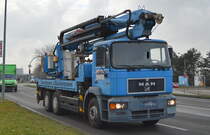 Die Fa. ERDMANN Dachdeckungs GmbH aus Berlin mit einem älteren MAN 27.293 SILENT mit Teleskoparm Hebebühne am 16.12.20 Schönefeld b. Berlin