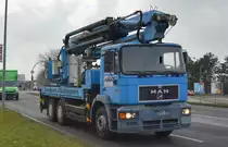 Die Fa. ERDMANN Dachdeckungs GmbH aus Berlin mit einem älteren MAN 27.293 SILENT mit Teleskoparm Hebebühne am 16.12.20 Schönefeld b. Berlin