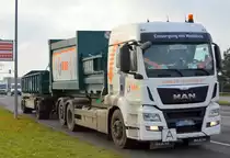 B + B Recycling GmbH aus Schönefeld mit einem MAN Abrollkipper + Hänger am 16.12.20 Schönefeld b. Berlin.