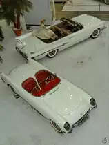 Ein Chevrolet Corvette Roadster und Chrysler 300 G sind im Auto- und Technikmuseum Sinsheim zu sehen. (Dezember 2014)