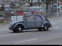 Citroen 2CV unterwegs in Zuchwil am 18.12.2020