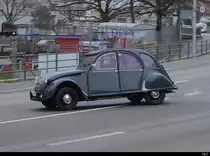 Citroen 2CV unterwegs in Zuchwil am 18.12.2020