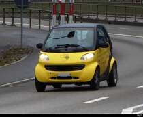 Gelb - Schwarzer Smart unterwegs in Zuchwil am 18.12.2020