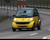 Gelb - Schwarzer Smart unterwegs in Zuchwil am 18.12.2020