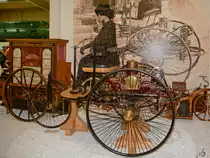 Dies ist ein originalgetreuer, voll funktionsfähiger Nachbau des berühmten Benz Motorwagens Nr. 1 von 1886. (Auto- und Technikmuseum Sinsheim, Dezember 2014) 