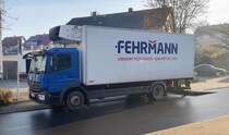 =MB Atego-Kühlfahrzeug der Firma FEHRMANN auf Liefertour in Hünfeld, 12-2020