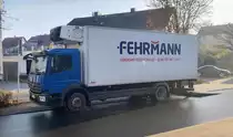 =MB Atego-Kühlfahrzeug der Firma FEHRMANN auf Liefertour in Hünfeld, 12-2020