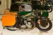Dieses 1943 gebaute BSA M20 Motorrad mit geschlossenem Beiwagen war im Dezember 2014 im Auto- und Technikmuseum Sinsheim zu bewundern.