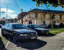 Audi A8 (und ein anderer Audi 100 im Hintergrund), gesehen in Juli, 2020.