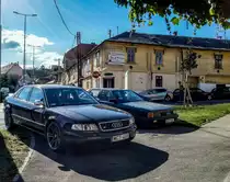 Audi A8 (und ein anderer Audi 100 im Hintergrund), gesehen in Juli, 2020.