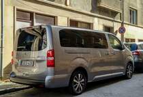 Rückansicht: 2020-er Toyota ProAce Verso, gesehen in Juli, 2020.