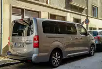 Rückansicht: 2020-er Toyota ProAce Verso, gesehen in Juli, 2020.