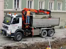 VOLVO FM12 380, mit einem Hydraulikkran ausgerüstet, versorgt eine Strassenbaustelle in Ried; 130604