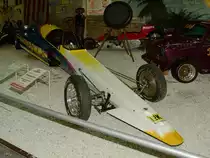 Der Dragster  Showdown  wurde 1982 mit ein Jet-Triebwerk gebaut. (Auto- und Technikmuseum Sinsheim, Dezember 2014