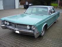 Chrysler New Yorker Sedan von 1967 im Farbton mist turquoise.
Im Jahr 1967 war die Baureihe New Yorker als viertürige Limousine, fünftüriges Kombimodell und zweitüriges Coupe lieferbar. Der Kunde konnte zwischen zwei Leistungsstufen beim V8-Motor mit einem Hubraum von 440 cui (7210 cm³) wählen. Diese Leistungsstufen waren mit 355 PS und 380 PS äußerst üppig motorisiert. Eine solche Limousine war ab US$ 3159,00 zu haben. Essen-Kettwig am 27.12.2020.
