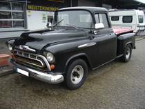 Chevrolet 3200 Pickup aus dem Jahr 1957.
Der 3200´er war im Jahr 1957 das Standardmodell im Pickup-Programm von Chevrolet und war als Stepside-Truck ausgelegt. Eine absolute Neuheit bei Chevrolet war die sogenannte „Sweep-Sight Windshield“ Frontscheibe, die durch die schräg nach hinten versetzte A-Säule um die Ecken verlief und somit eine bessere Sicht bot. Einzelscheinwerfer, die durch den Überhang der vorgezogenen Kotflügel eine Art Kapuze besaßen, ein Gittergrill, eine umlaufende Stoßstange und ein flache Motorhaube mit Emblem verliehen dem Chevy Pickup eine völlig neu designte Front. Standardmotor war ein Sechszylinderreihenmotor mit einem Hubraum von 3859 cm³. Gegen Aufpreis konnte ein V8-Motor mit 4.3l Hubraum bestellt werden. Ratingen-Breitscheid am 27.12.2020.