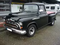 Chevrolet 3200 Pickup aus dem Jahr 1957.
Der 3200´er war im Jahr 1957 das Standardmodell im Pickup-Programm von Chevrolet und war als Stepside-Truck ausgelegt. Eine absolute Neuheit bei Chevrolet war die sogenannte „Sweep-Sight Windshield“ Frontscheibe, die durch die schräg nach hinten versetzte A-Säule um die Ecken verlief und somit eine bessere Sicht bot. Einzelscheinwerfer, die durch den Überhang der vorgezogenen Kotflügel eine Art Kapuze besaßen, ein Gittergrill, eine umlaufende Stoßstange und ein flache Motorhaube mit Emblem verliehen dem Chevy Pickup eine völlig neu designte Front. Standardmotor war ein Sechszylinderreihenmotor mit einem Hubraum von 3859 cm³. Gegen Aufpreis konnte ein V8-Motor mit 4.3l Hubraum bestellt werden. Ratingen-Breitscheid am 27.12.2020.