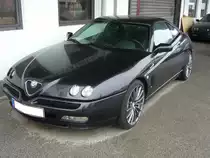 Alfa Romeo Tipo 916 GTV 3.0 V6 24V, wie er von Dezember 1996 bis Juli 2000 auch in Deutschland verkauft wurde. Mit der Top-Motorisierung verkaufte sich dieses Coupe in Deutschland nicht sonderlich oft. Angetrieben wird dieses 1435 Kilogramm wiegende Coupe von einem V6-Motor, der aus einem Hubraum von 2959 cm³ 220 PS leistet. Die Höchstgeschwindigkeit wurde mit 240 km/h angegeben. Ratingen-Breitscheid am 27.12.2020.