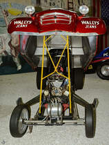 Dieser Citroen 2CV Dragster  Wildente  war Anfang Dezember 2014 im Auto- und Technikmuseum Sinsheim zu sehen.