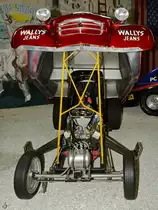 Dieser Citroen 2CV Dragster  Wildente  war Anfang Dezember 2014 im Auto- und Technikmuseum Sinsheim zu sehen.