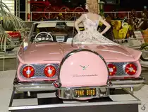 Ein Ford Thunderbird Convertible von 1958 kann im Auto- und Technikmuseum Sinsheim bewundert werden. (Dezember 2014)